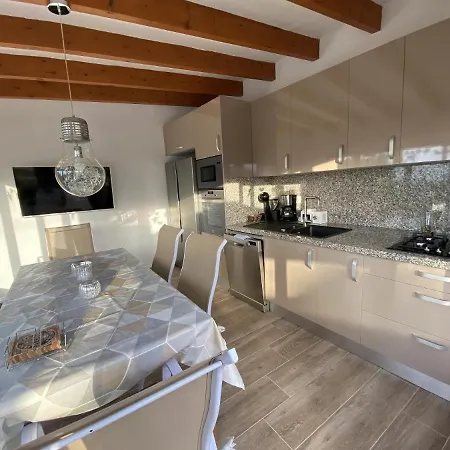 Emilia 8 Pax Villa *